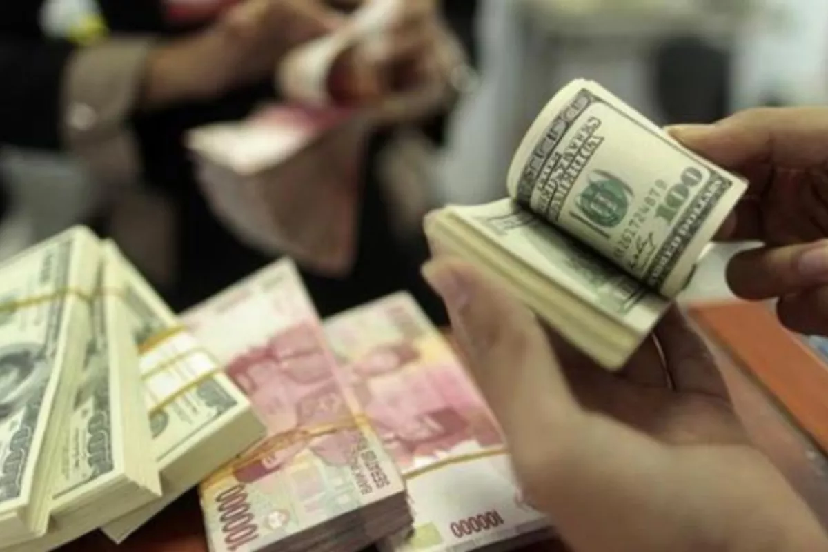 Sentimen Global dan Domestik Tekan Rupiah ke Rp17.670 per Dolar AS