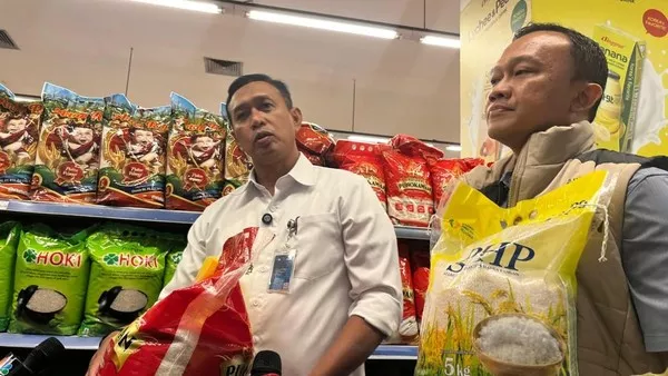 Sidak Ritel Modern Dirut Bulog Pamer Beras Premium Befood Paling Murah
