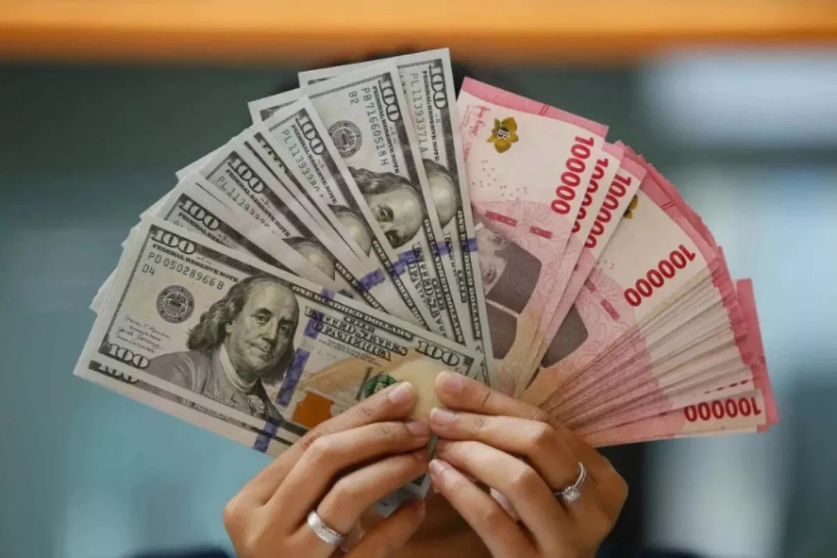 Rupiah Makin Tertekan, Ditutup ke Level 18.080 per Dolar AS