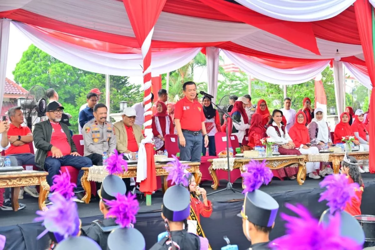 Kemeriahan Pawai Kemerdekaan RI ke-81 Disaksikan Wakapolda Jambi