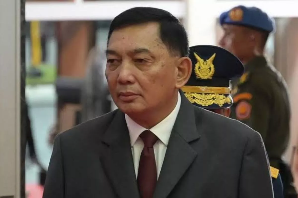 Menhan Sjafrie Rapat Bahas Industri Dalam Negeri di Pesawat Hercules C-130