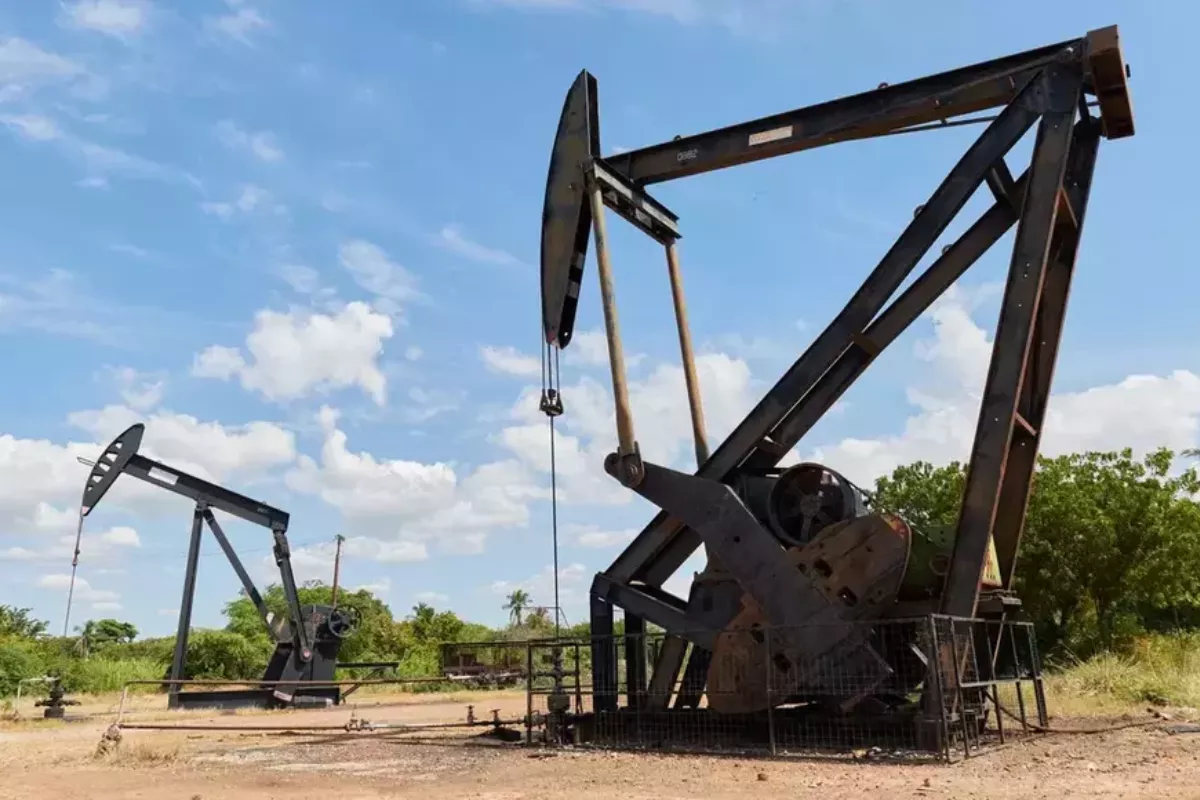 Harga Minyak Brent dan WTI Longsor ke Level Terendah 3 Bulan