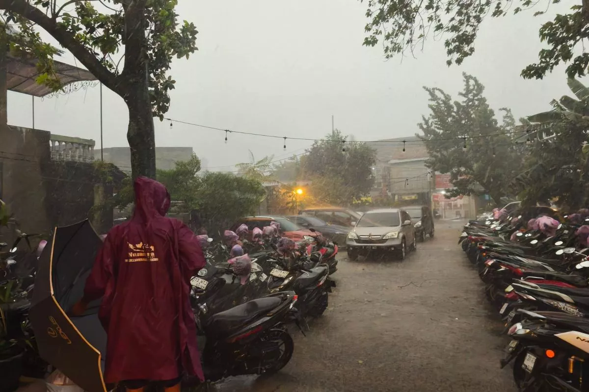 Hujan Lebat dan Angin Kencang Melanda Tangerang Selatan Hari Ini