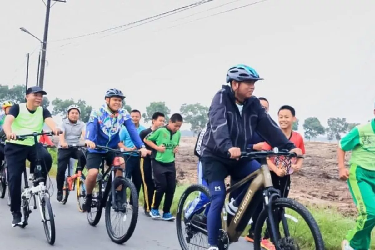 Bupati Sergai Pantau Kondisi Jalan Sei Rampah Sambil Gowes Pagi