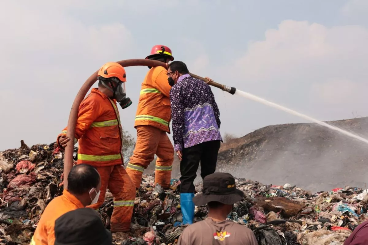 KLH Kerahkan 30 Personel Manggala Agni demi Padamkan TPA Jatiwaringin
