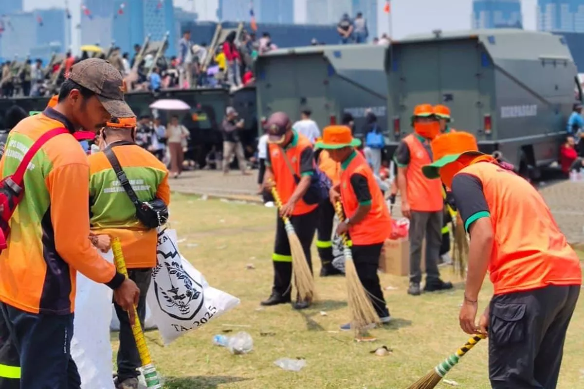 Petugas DLH Angkut Hingga Dua Ton Sampah Per Hari di Makassar