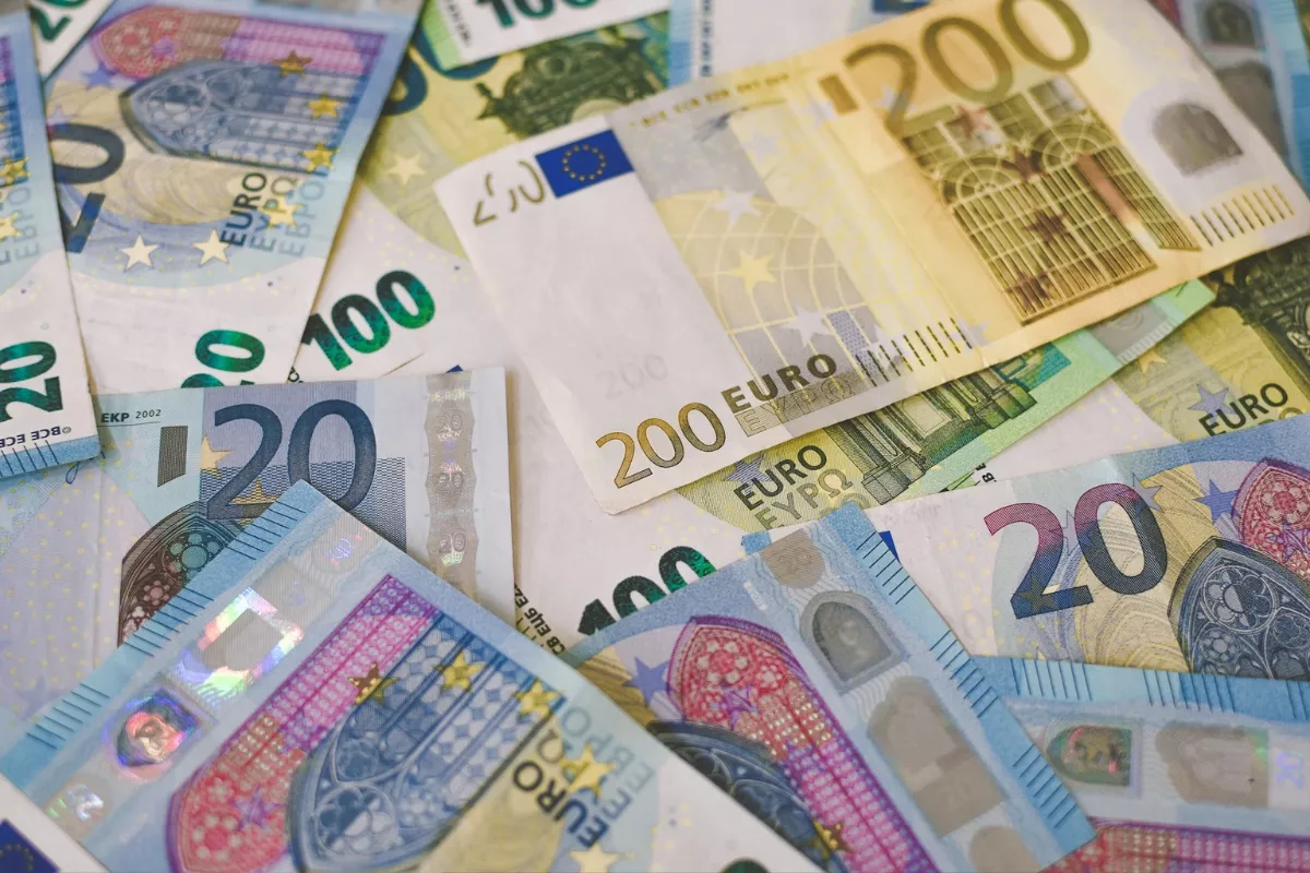 Danske Bank Catat Euro Melonjak terhadap Dolar AS akibat Buyback AS