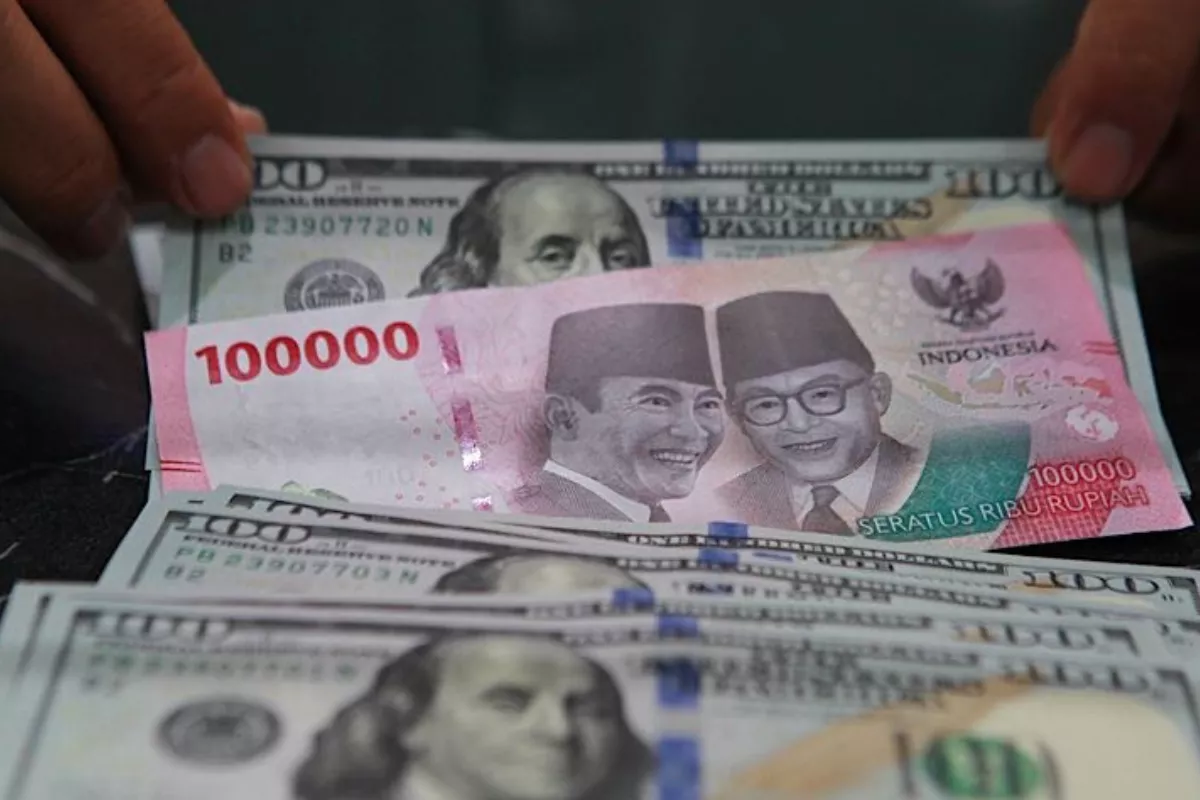 Dampak Harga Minyak Dunia Tinggi Picu Rupiah Melemah ke Rp17.655