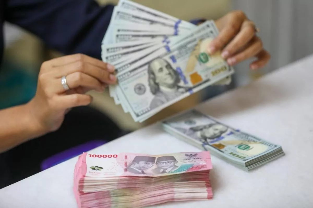 Rupiah Ditutup Melemah ke Level Rp17.744 per Dolar AS pada Kamis