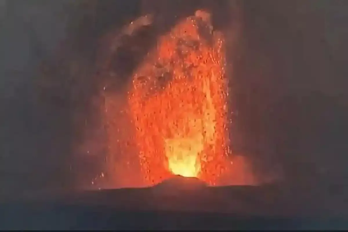 Gunung Anak Krakatau Erupsi, Penerbangan Pelita Air Alami Pembatalan