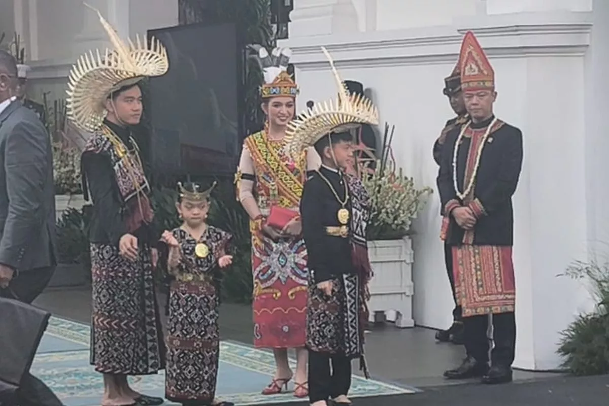 Gibran Pakai Baju Adat Rote NTT Sebagai Bentuk Diplomasi Budaya RI