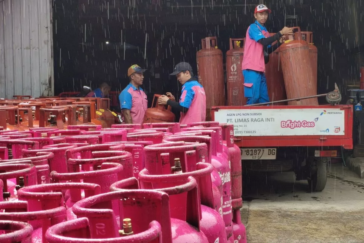 Elpiji Nonsubsidi Mahal dan Langka, Warga Bandung Tempuh 10 KM