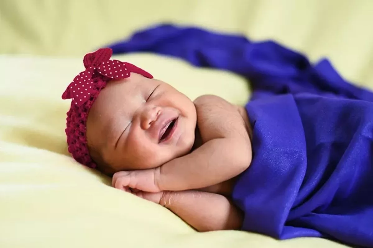 Alasan Ilmiah Bayi Tiba-Tiba Tersenyum Saat Sedang Tidur Pulas