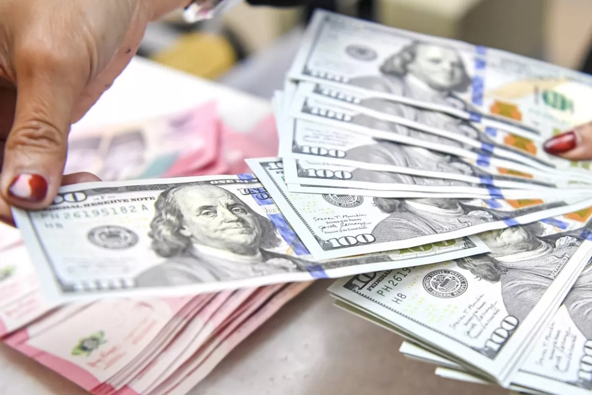 Rupiah Masih Lemah Dekati Rp18.000 Per Dolar AS di Tengah Isu Perry Mundur