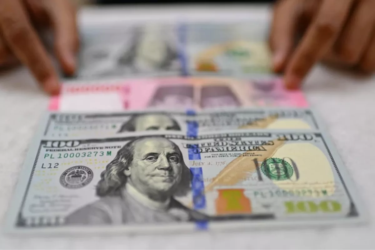 Rupiah Sentuh Rp 17.620 per Dollar AS, IHSG Turun 1,09 Persen