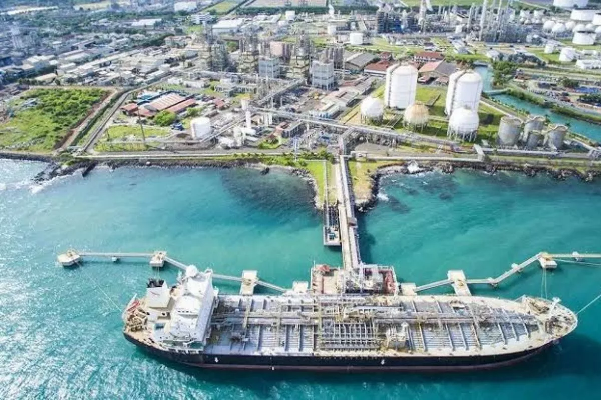 TPIA-Glencore Akuisisi CAFHI, Masuk Bisnis Avtur Bandara Changi