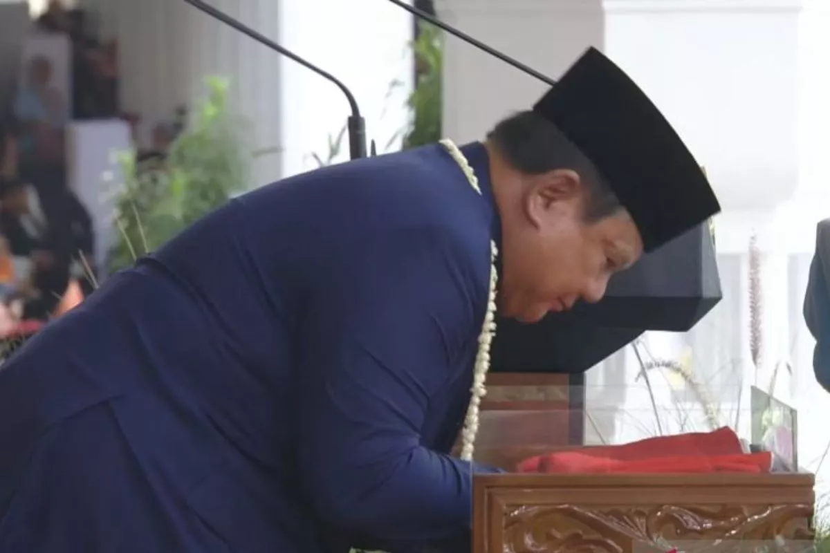 Aksi Prabowo Cium Bendera Merah Putih pada HUT Ke-81 RI di Istana