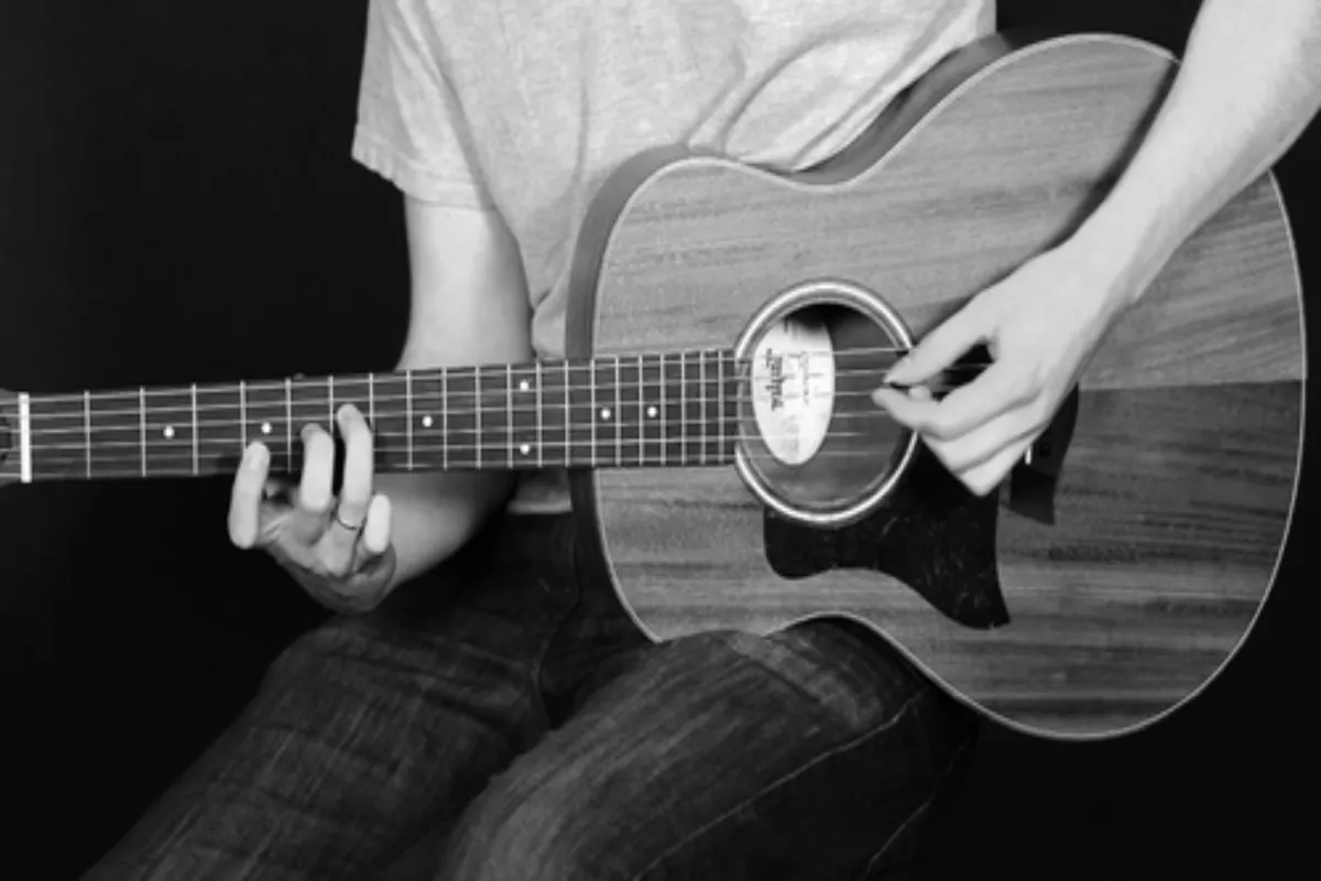 Simak Cara Main Gitar Bagi Pemula dengan Teknik Paling Mudah