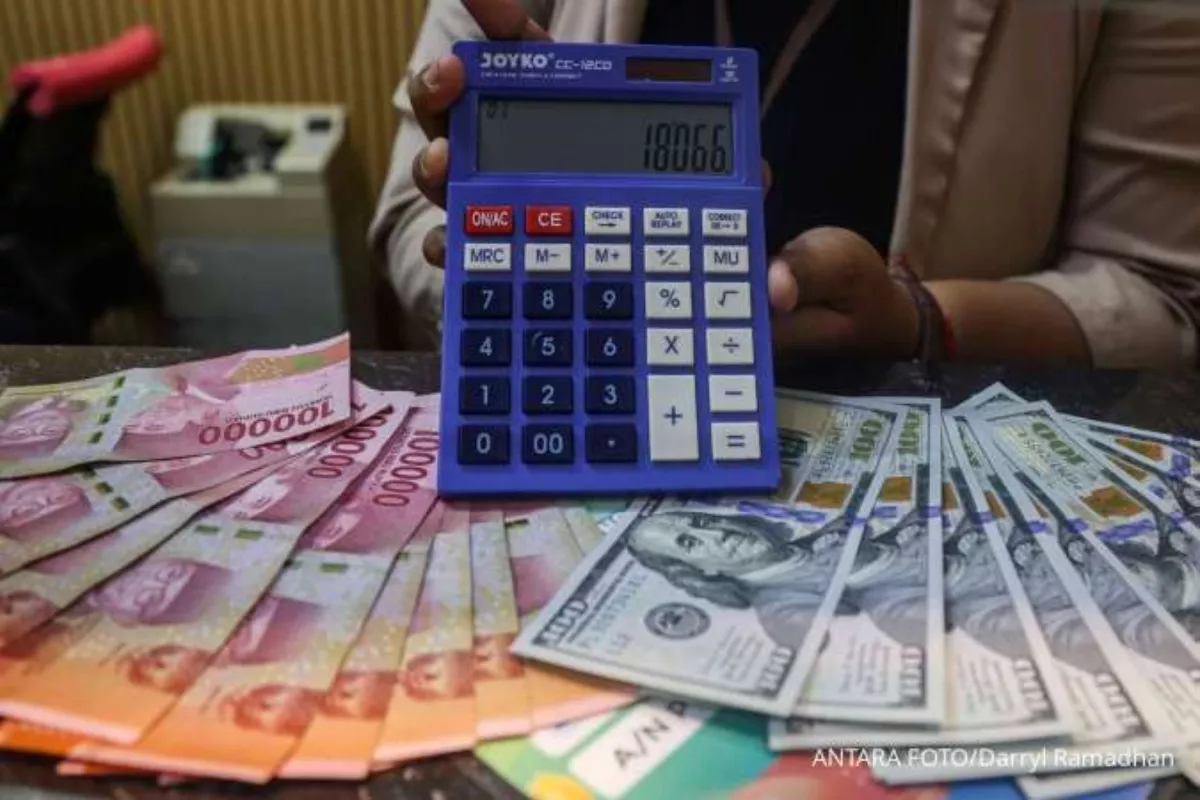 Kurs Rupiah Melemah ke Atas Rp 18.000 Per Dolar AS pada Selasa