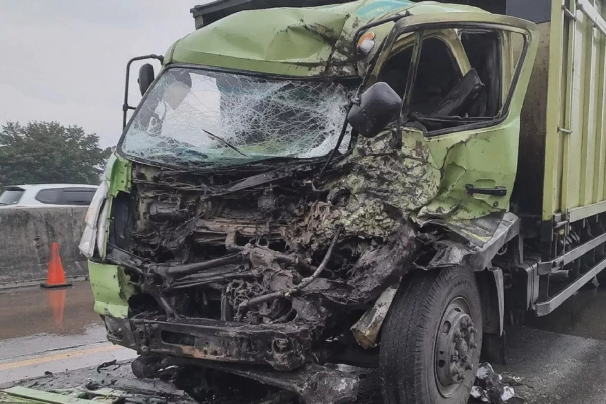 Balita Tewas Terjepit, Dua Truk Tabrakan di Pantura Situbondo