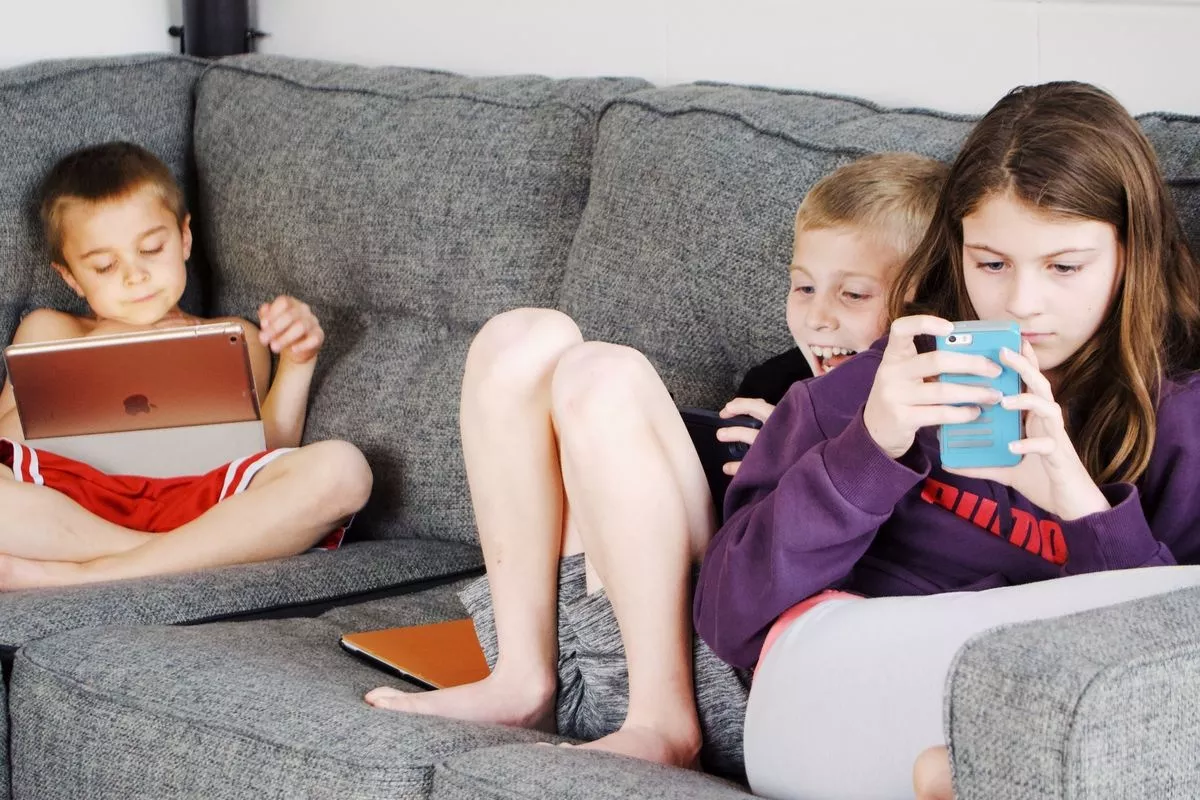 Psikolog Ungkap Efek Negatif Membujuk Anak Pakai Gadget