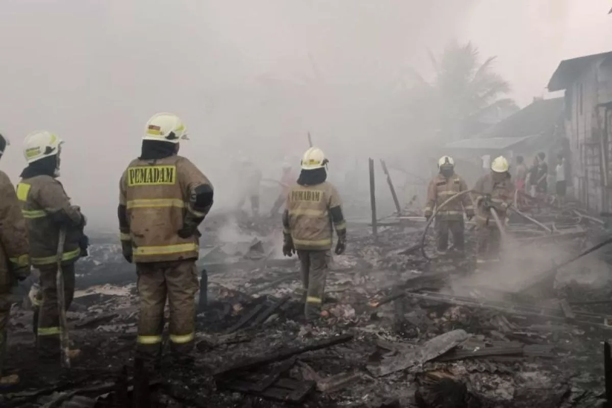 Api Lahap Lapak Rongsokan di Cengkareng, Petugas Gulkarmat Berjibaku Padamkan