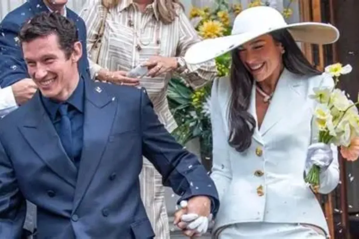 Bulan Madu Mewah, Dua Lipa dan Callum Turner Sewa Suite Rp75 Juta