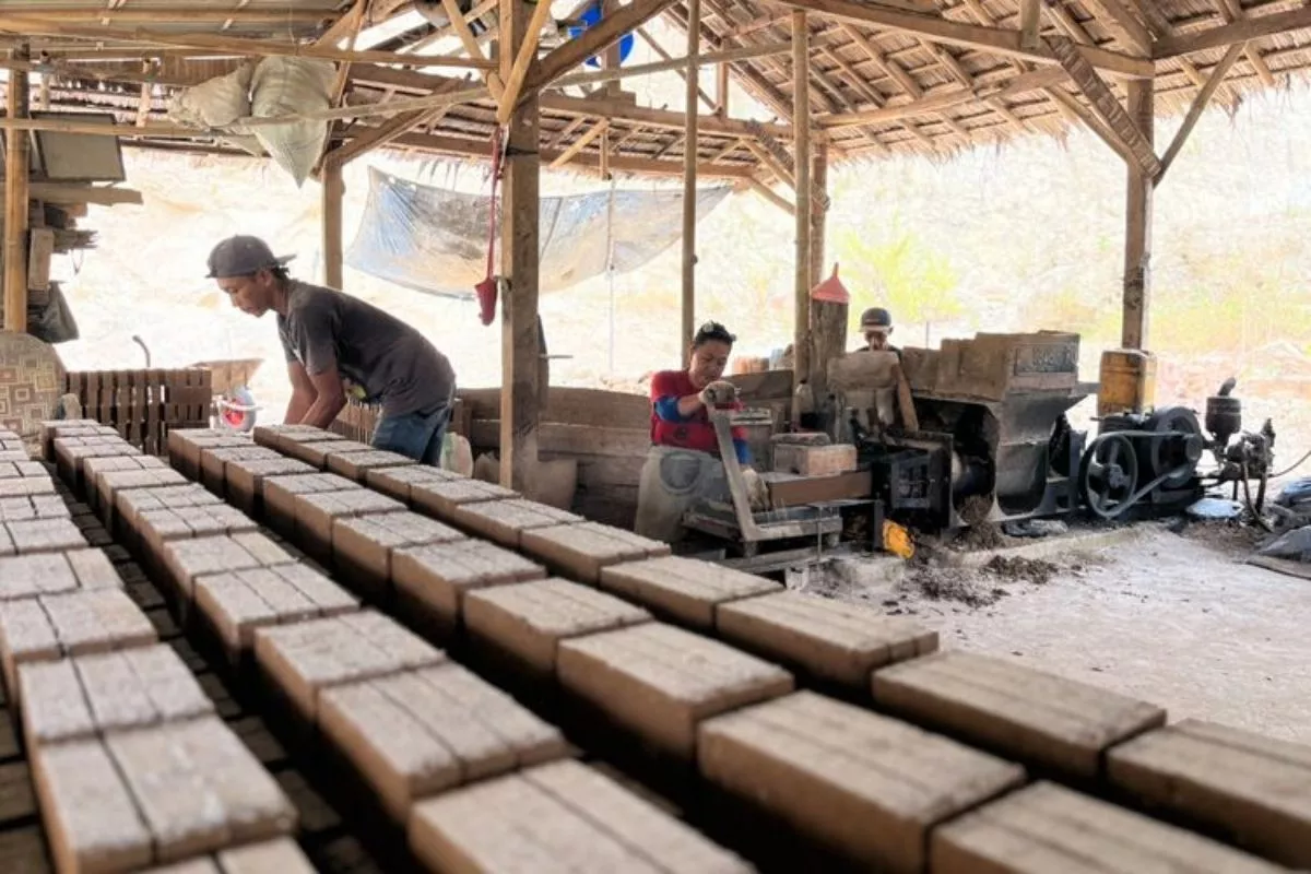Berkah Kemarau, Perajin Batu Bata Madiun Genjot Kapasitas Produksi