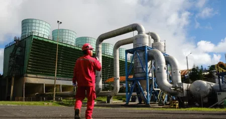 PLN Pacu Target Energi Terbarukan Lewat Strategi Dekarbonisasi Masif