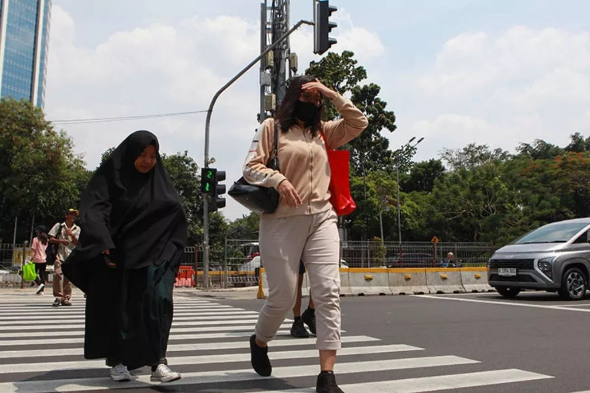 Studi: Jalan Kaki Saat Cuaca Panas Picu Risiko Hipertermia