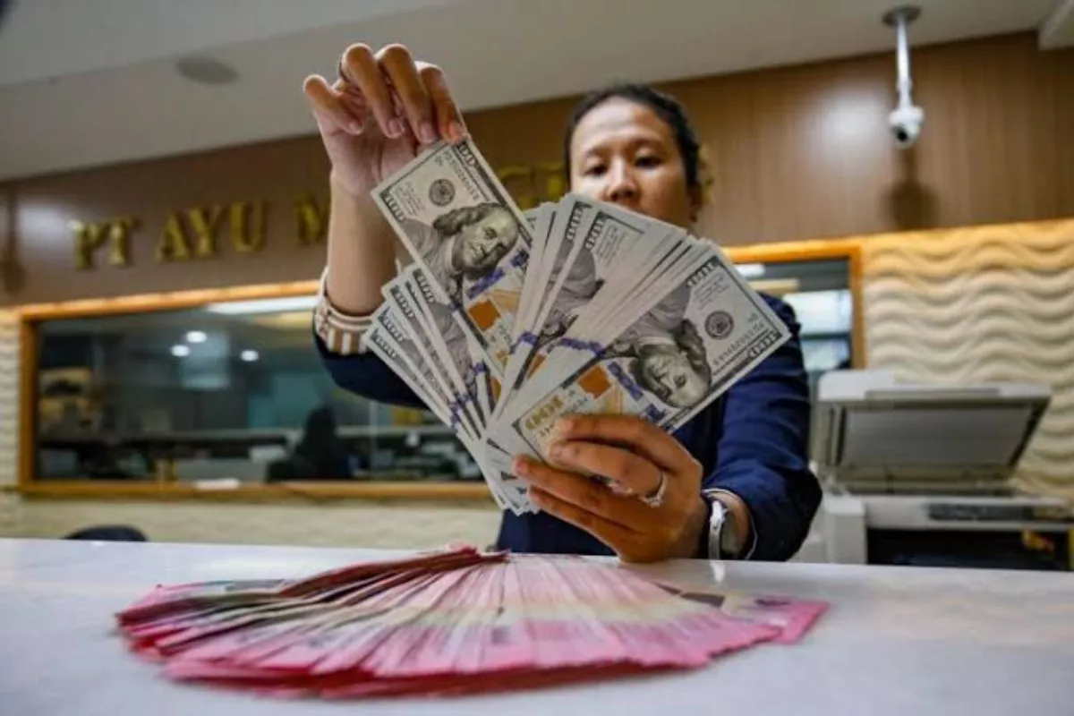 Rupiah Terperosok Lagi Terhadap Dolar AS ke Angka Rp17.830 per Dolar AS