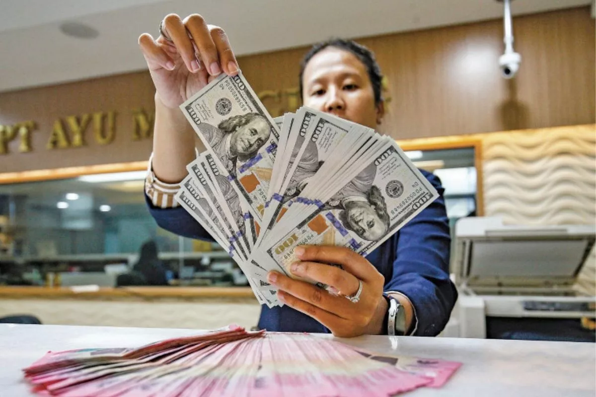 Sempat Menguat, Rupiah Ditutup Loyo ke Rp17.721 per Dolar AS