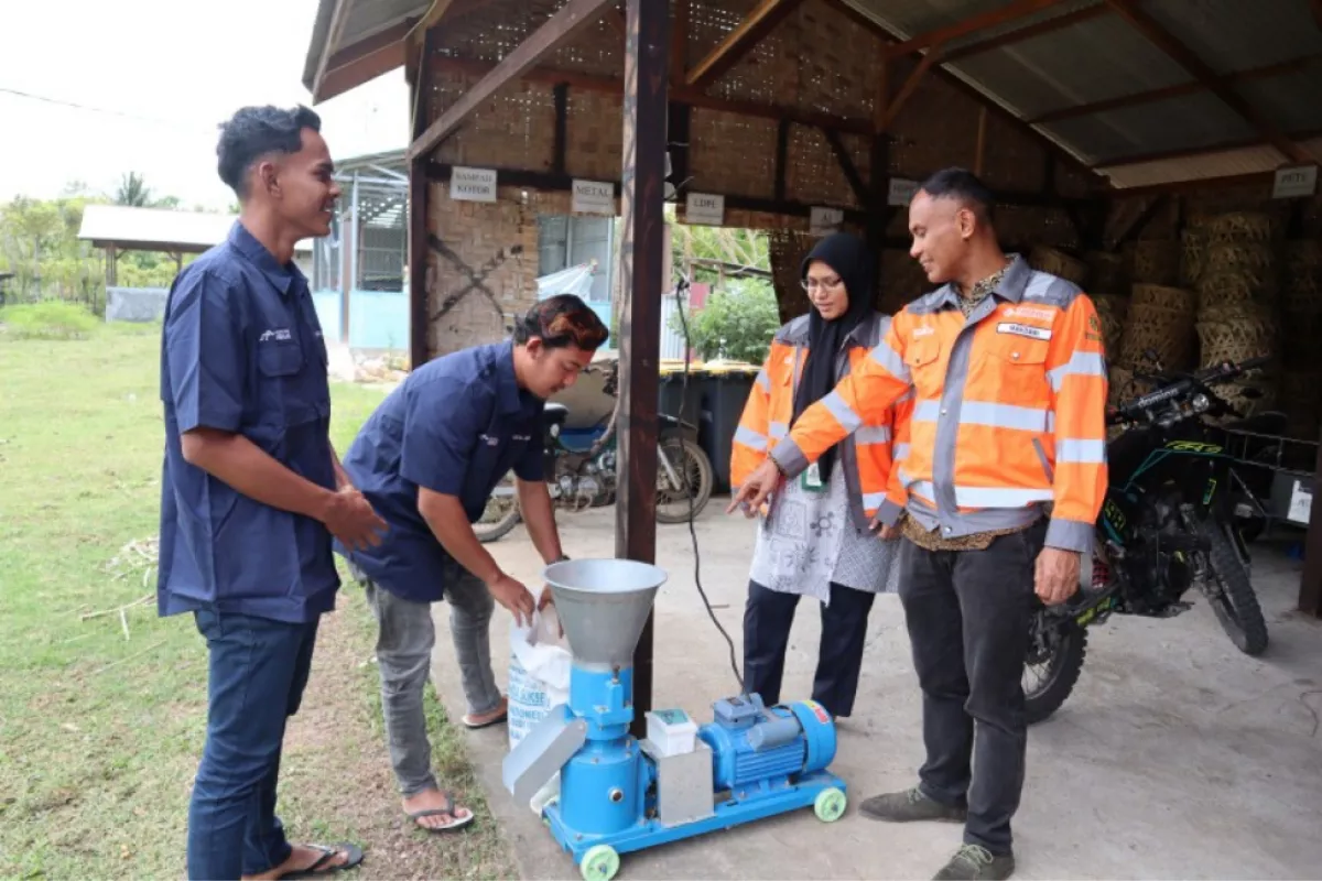 Pangkas Emisi, Anak Usaha SIG Ubah Sampah Kelapa Jadi Pakan Ternak