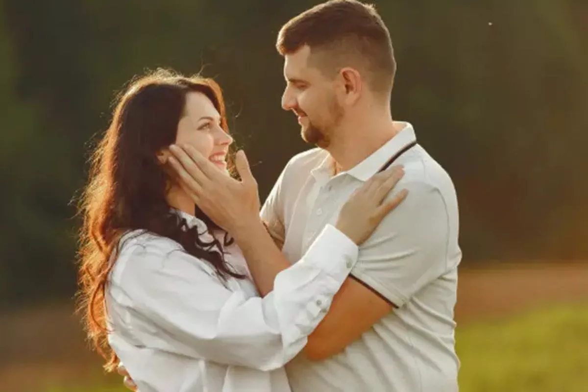 Bukan Cuma Kata Romantis Ini 9 Sikap Nyata Suami Sayang Istri
