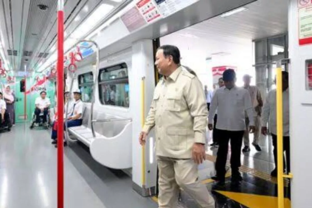 Momen Hangat Prabowo Naik LRT Bersama Siswa SMP dan Disabilitas