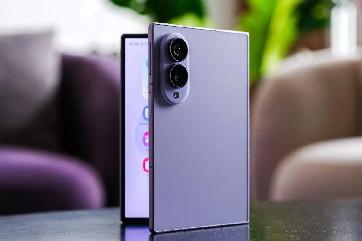 Samsung Yakin Ponsel Lipatnya Ungguli Apple