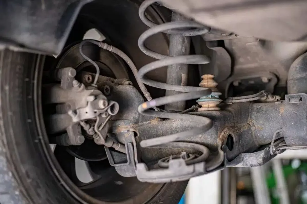 Waspadai 5 Tanda Shockbreaker Mobil Mulai Rusak Beserta Biaya Servisnya
