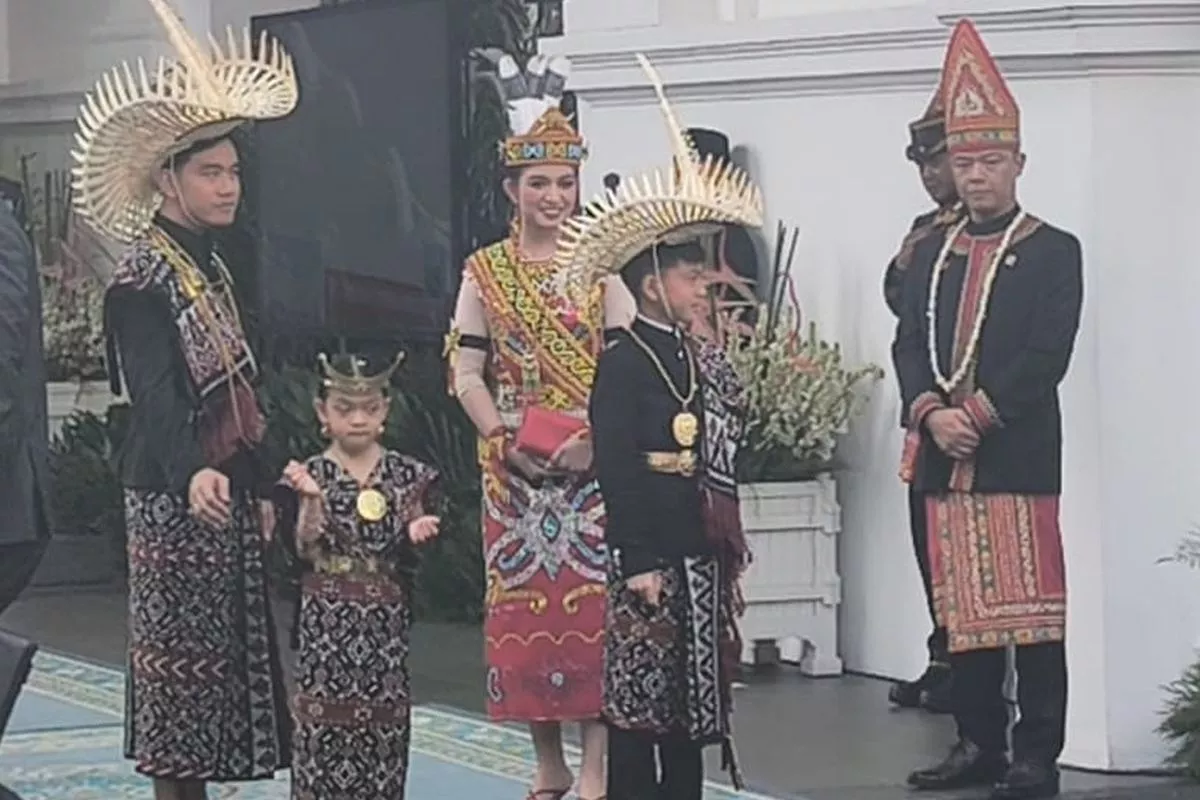 Pesona Gibran dan Selvi Ananda Kenakan Baju Adat di HUT ke-81 RI
