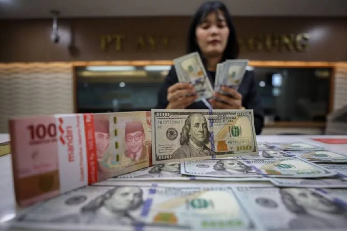 Rupiah Melemah ke Rp17.629 per Dolar AS, Cek Kurs BCA, BRI, Mandiri, BNI