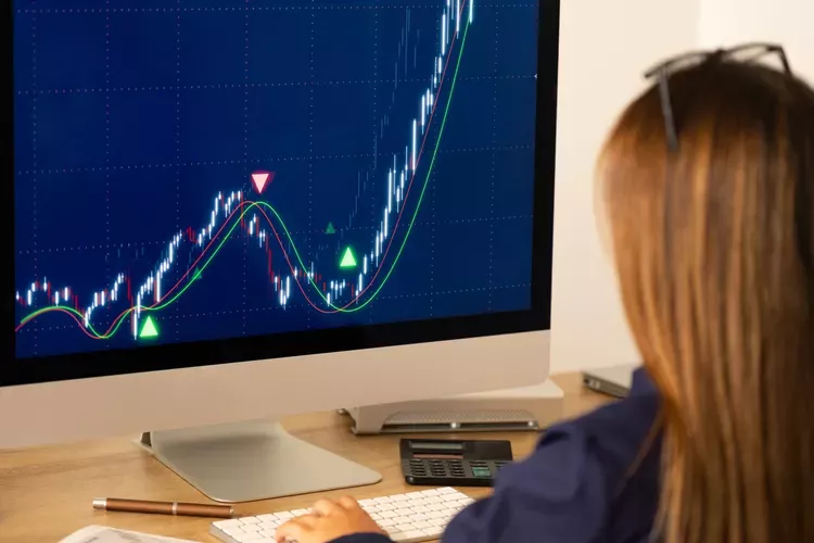 Pasar Tertekan, IHSG Ambruk ke 6.558 dan 447 Saham Bergerak Melemah