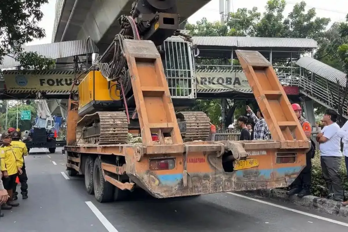 Sopir Diduga Main HP, Truk Tersangkut di JPO Tendean Jaksel