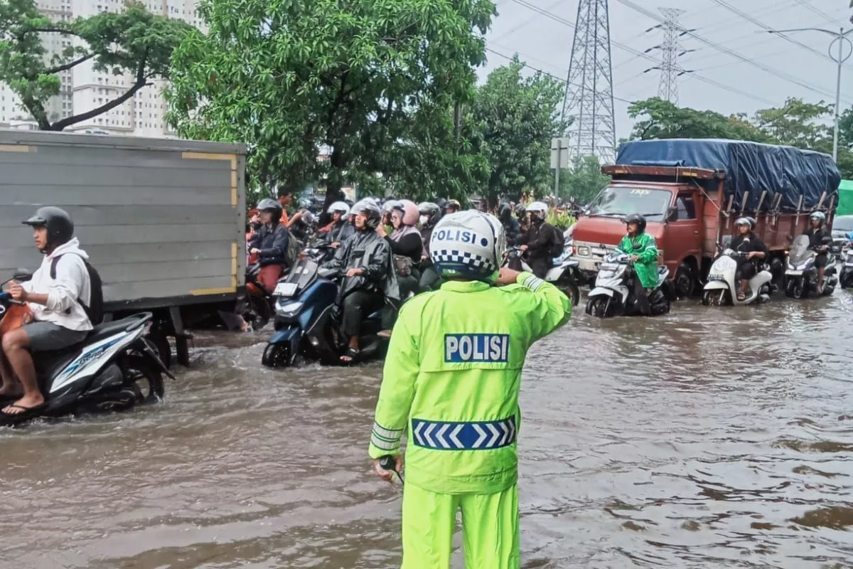 Tips Aman Menerjang Genangan Air bagi Pengendara Motor