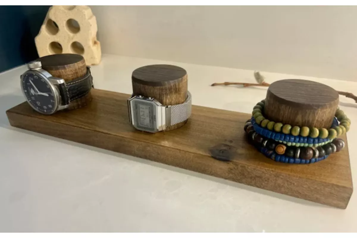 Panduan Membuat Wood Watch Stand Alami dengan Teknik Amplas Halus