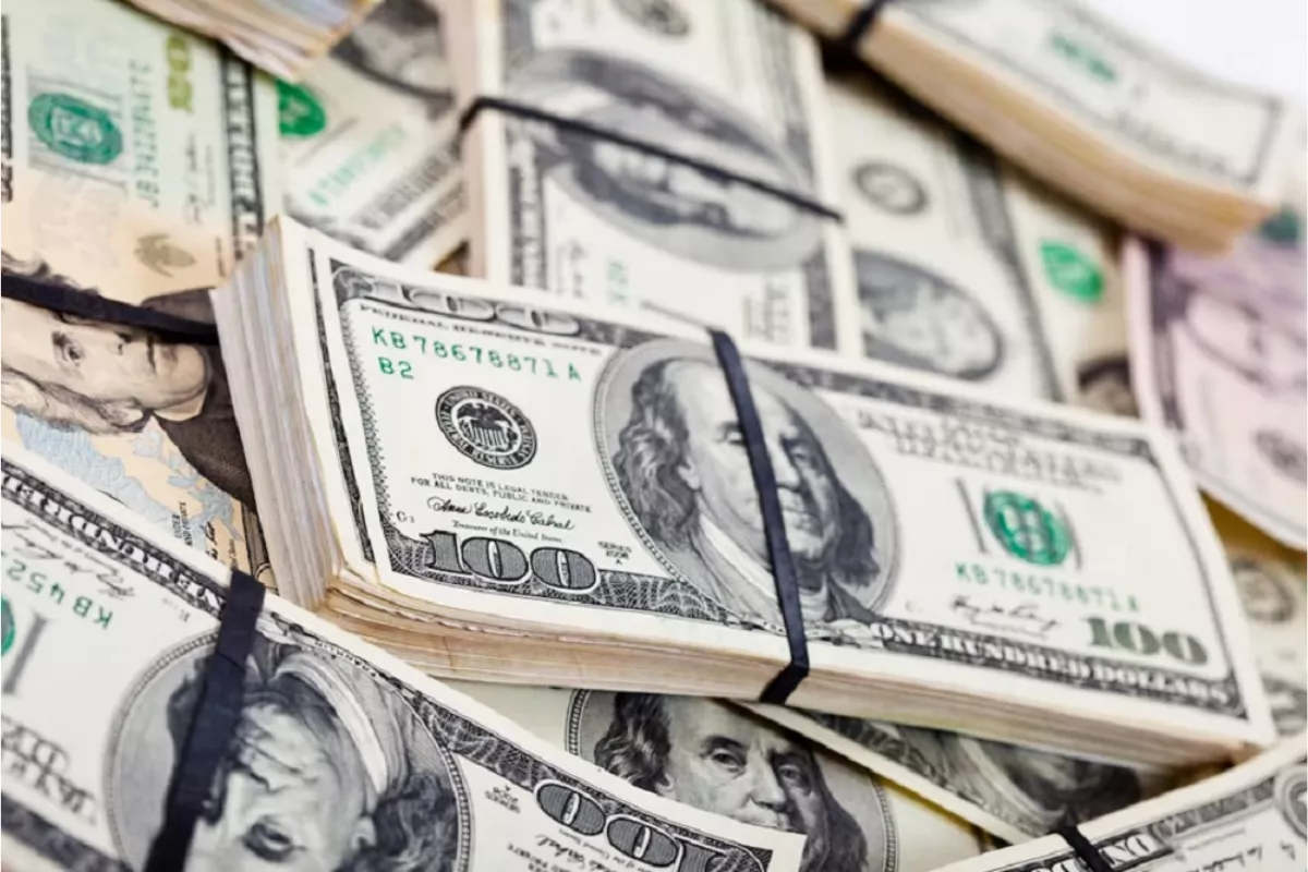 Rupiah Hari Ini Ditutup Melemah, Ambles ke Rp17.950 per Dolar AS