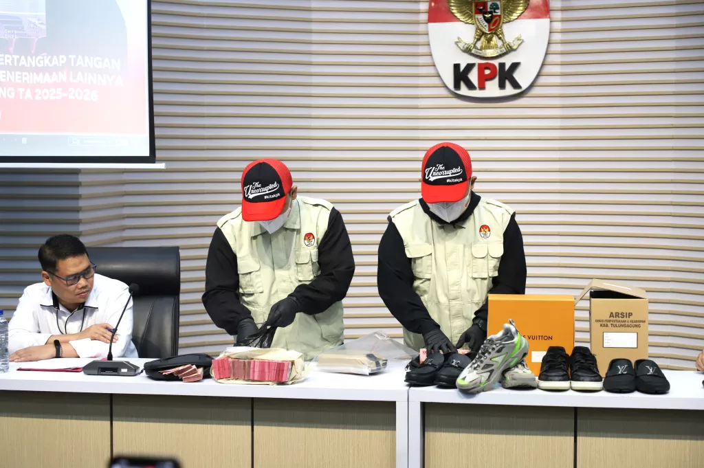 KPK Geledah Rumah Dinas Bupati Tulungagung Amankan Sejumlah Dokumen