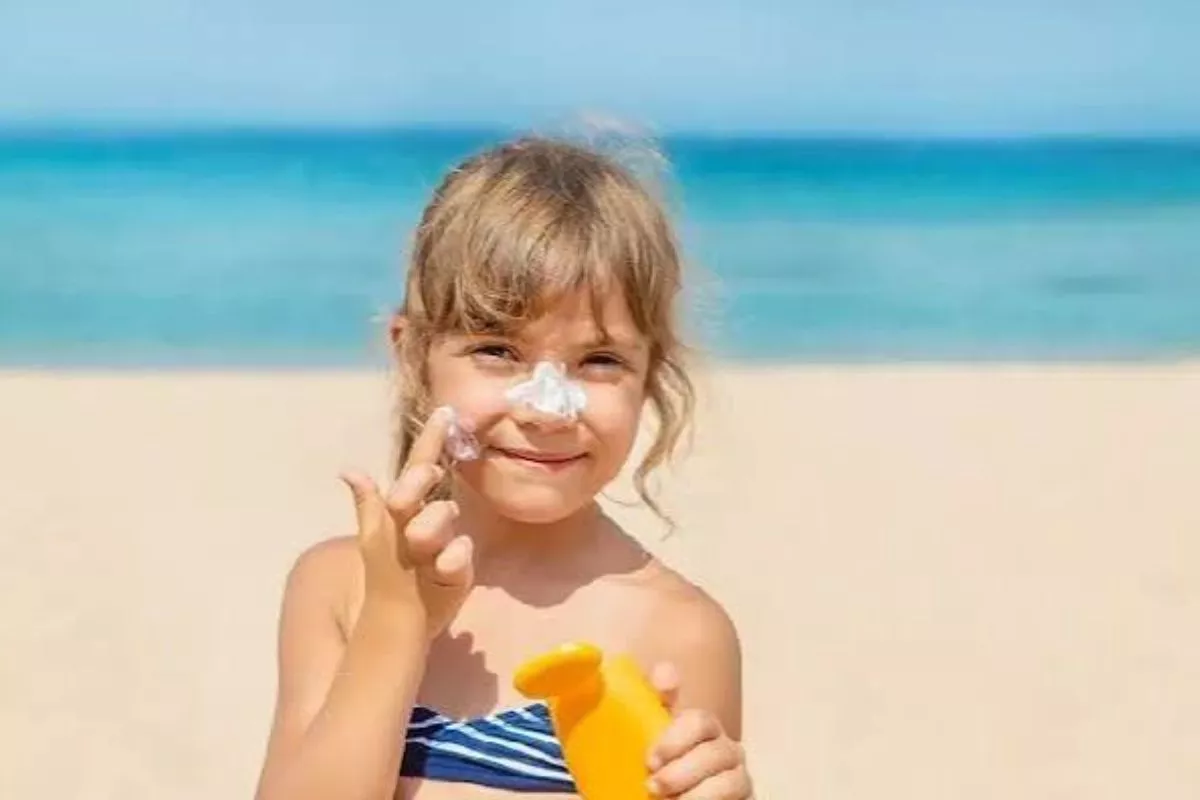 Perbedaan Sunscreen Anak dan Dewasa yang Harus Diketahui Orang Tua
