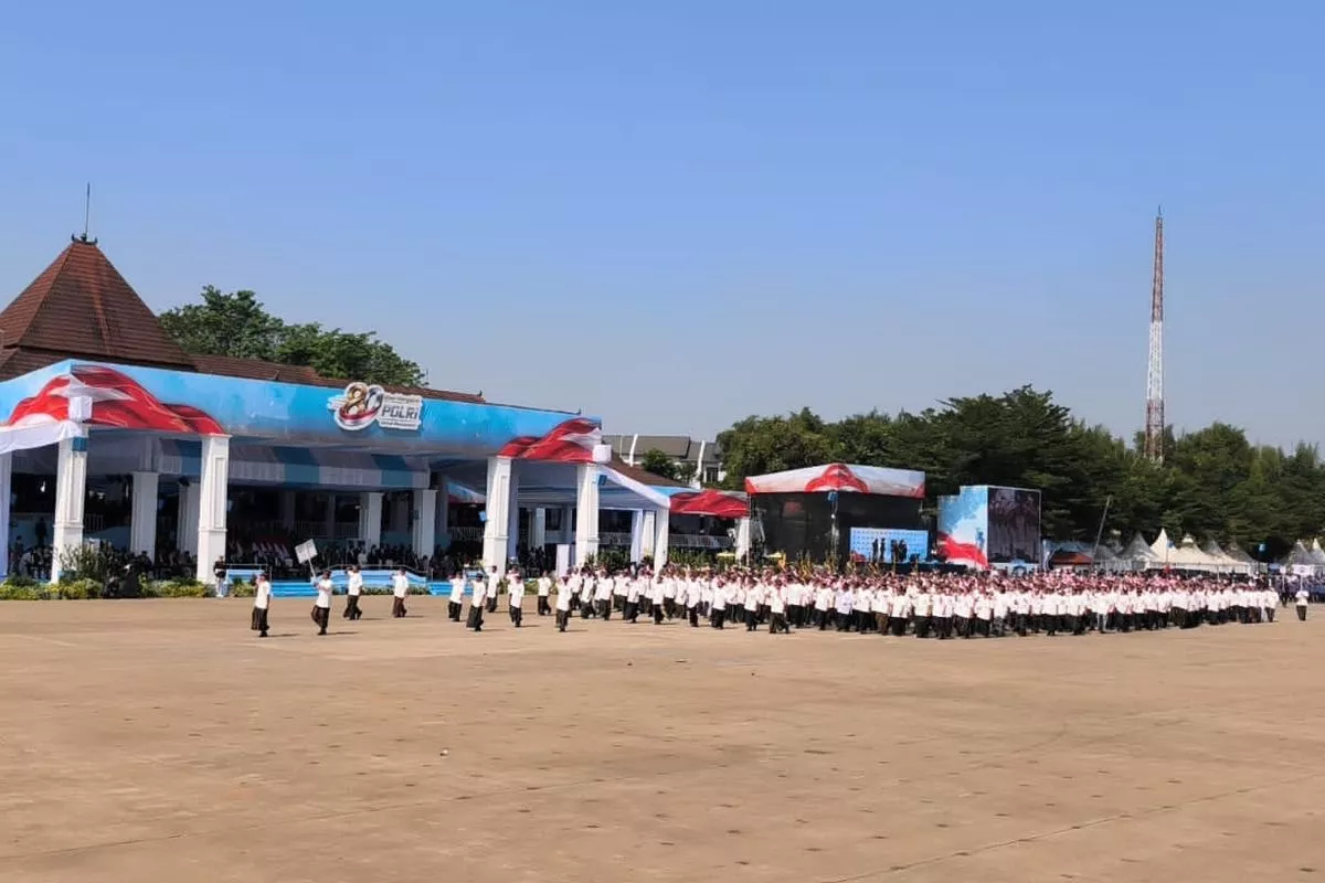 Prabowo Tinjau Alutsista hingga Baju Antiradiasi di HUT Polri