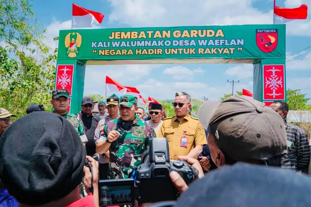 TNI Membangun 8 Jembatan Penghubung Antardesa di Pulau Buru Maluku