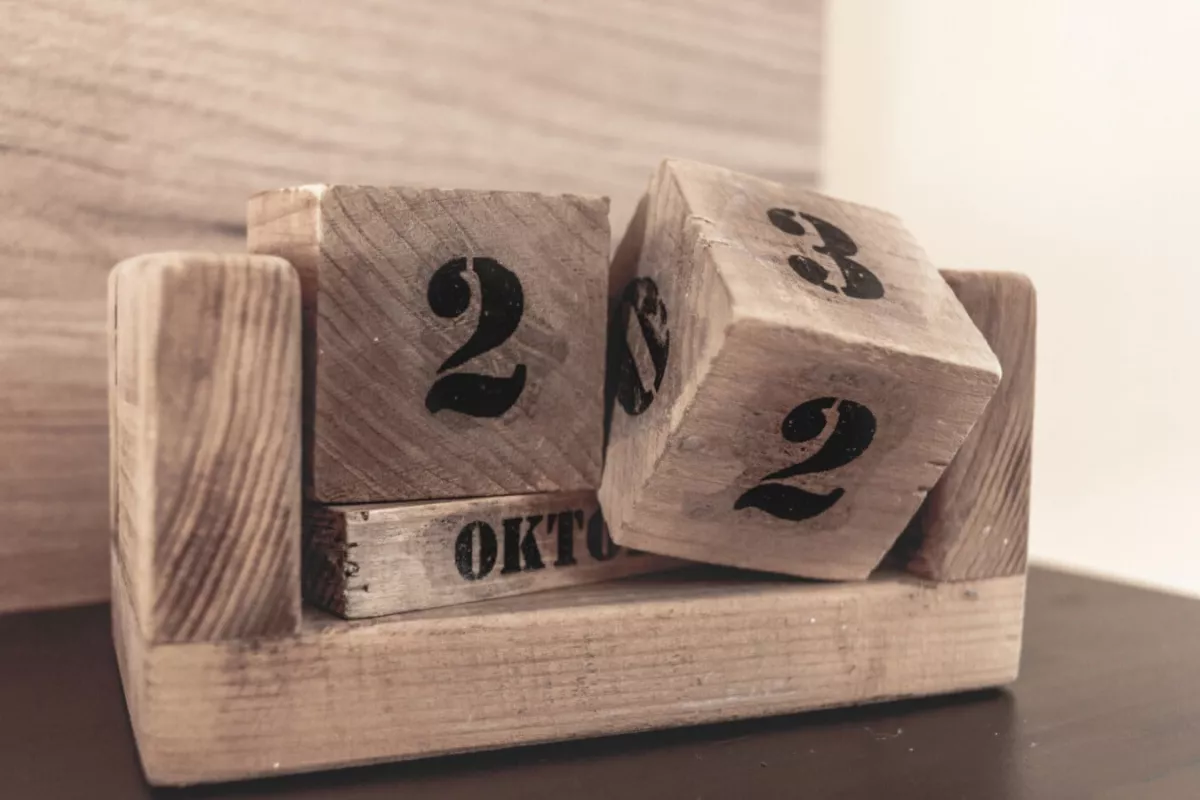 Simak Panduan Lengkap Cara Bikin Kalender Abadi Kayu & Akrilik untuk Meja Kerja