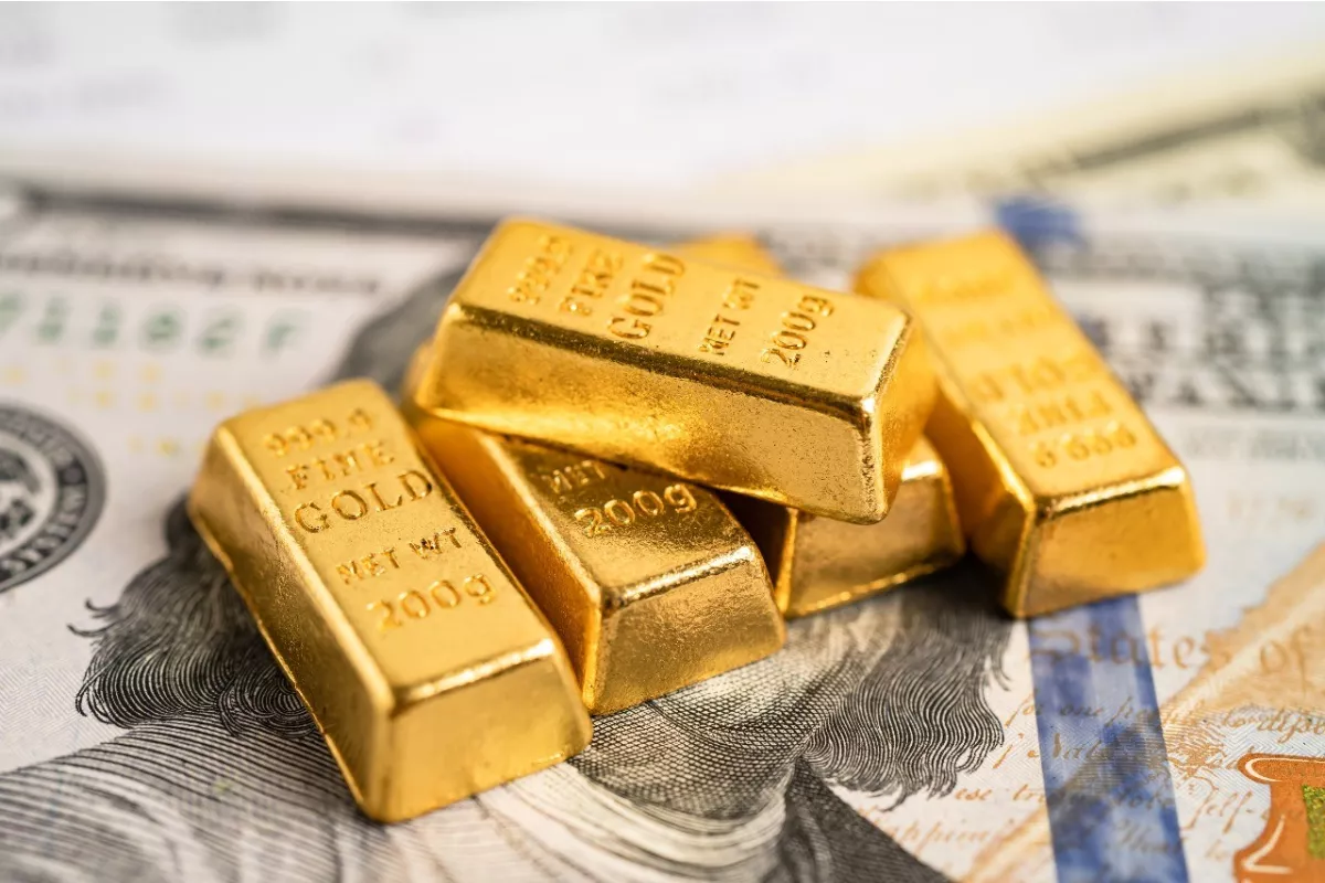 Dolar Perkasa, Harga Emas Ambruk ke Level Terendah 7 Bulan
